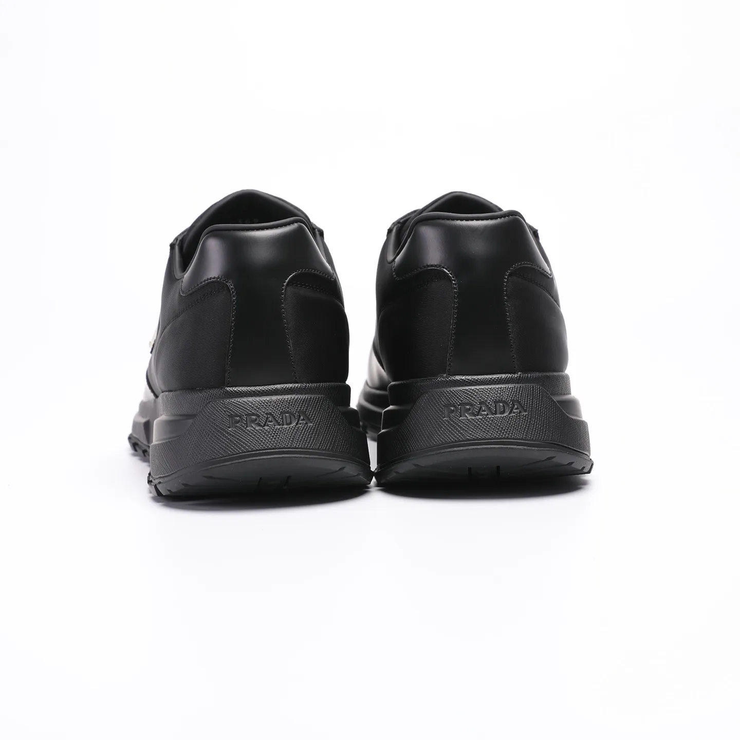 Batch 580 [PRADA] Men's shoes are popular in the counter, official website synchronization, high-quality shipments. Fabric: original cowhide with snakeskin. Lining: cowhide feet + cowhide lining. Outsole: original TPU + foam. Size: 38-46